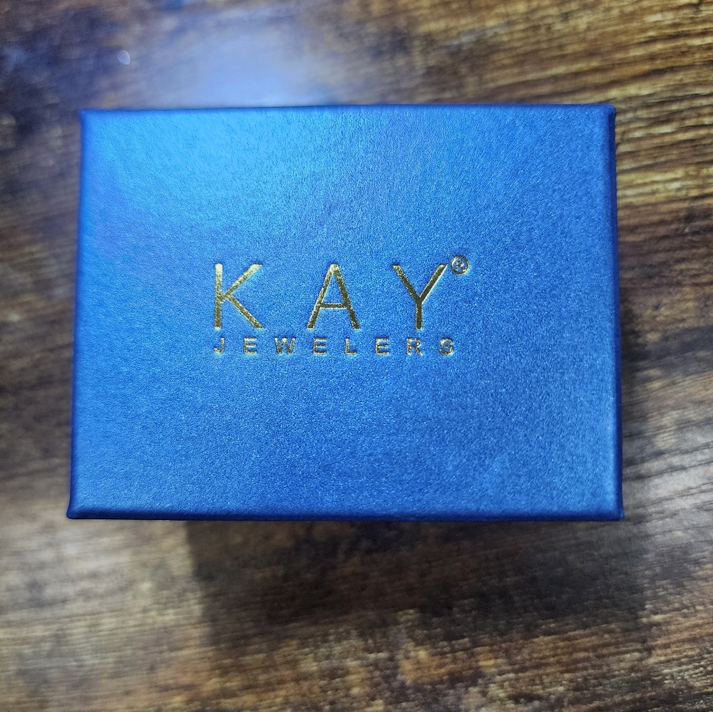 COPY - Kay Jewelers, the LEO diamond ring box -empty